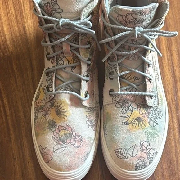 Timberland high top tennis shoes women’s eight - Picture 6 of 8